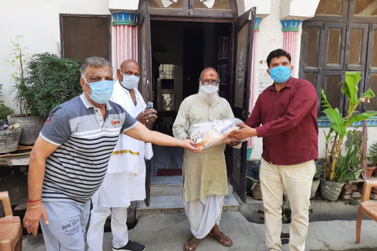 najafgarh anaj mandi chairman naresh sharma give ration to priests