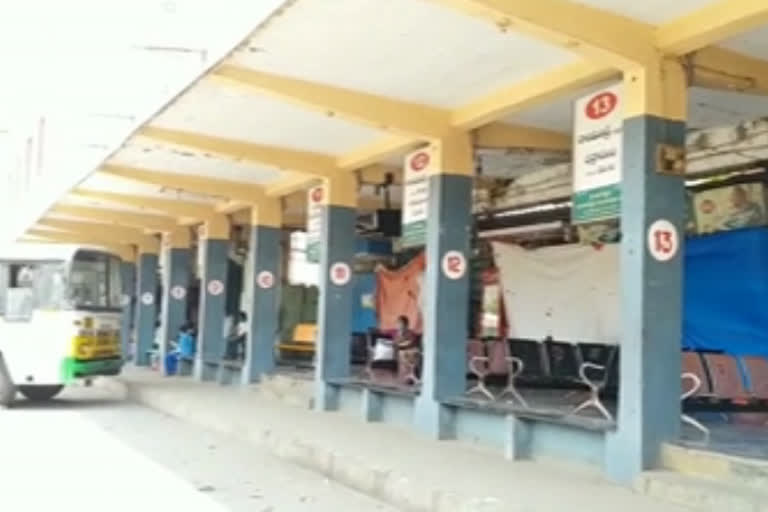 no passengers at bus stands after lock down