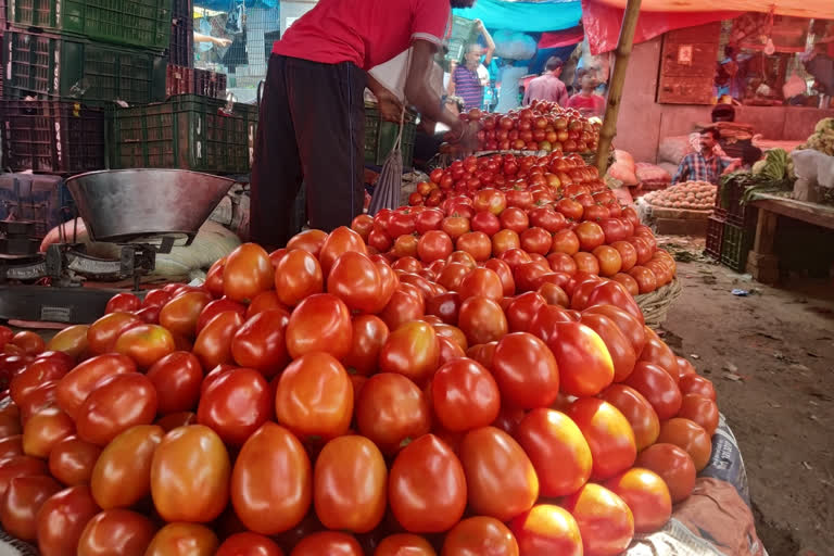 tomato prices  business news  Vegetable prices fell down  Delhi market  ഡൽഹി മാർക്കറ്റ്  തക്കാലി വില  സാമ്പത്തിക വാർത്ത