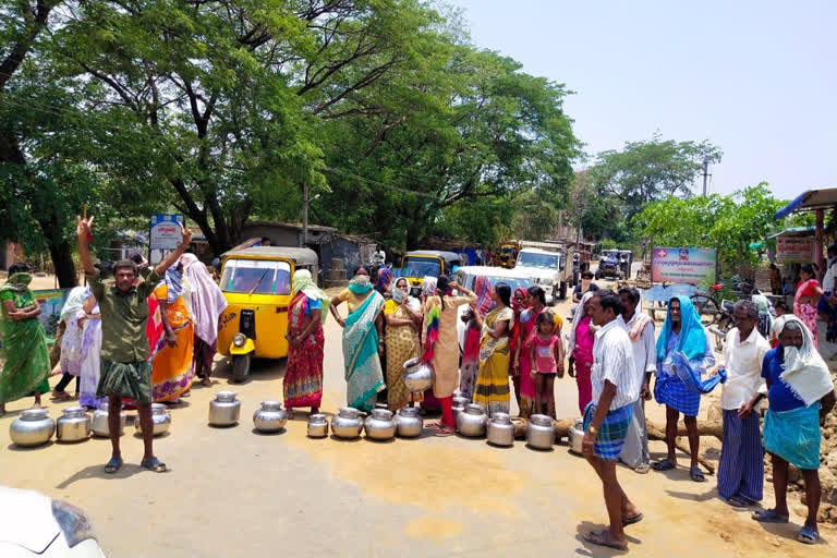 women protest for drinking water in badradri district