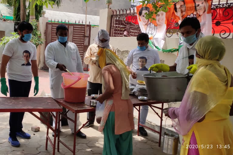 Distribution of food to the needy under Rajiv Gandhi Rasoi