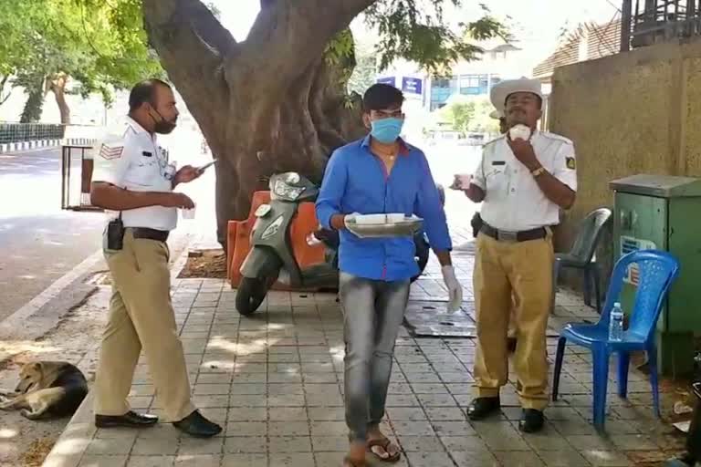 ಉಚಿತವಾಗಿ ಪೊಲೀಸರಿಗೆ ಮಜ್ಜಿಗೆ ವಿತರಣೆ