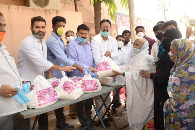 MLA Mutaa Gopal Distributes Groceries For Muslims