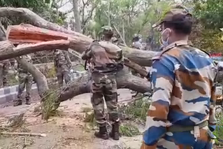 Indian Army  NDRF  National Disaster Response Force  Amphan  Cyclone Amphan  Restoration  Kolkata  ഇന്ത്യൻ സൈന്യം  എൻ‌ഡി‌ആർ‌എഫ്  പുനരുദ്ധാരണ പ്രവർത്തനങ്ങൾ  ഉംപുൻ ചുഴലിക്കാറ്റ്  പശ്ചിമ ബംഗാൾ  west bengal  restoration works