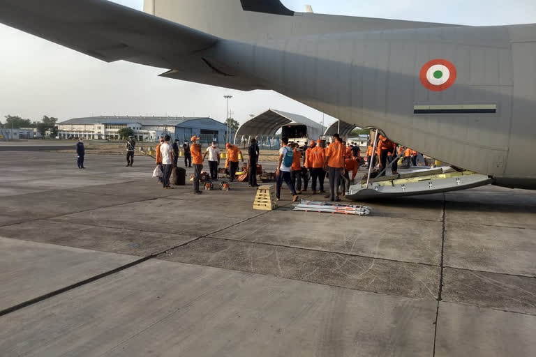 Vande Bharat Mission  Jharkhand government  Gaya airport  Buddhist monks  COVID-19  COVID-19 lockdown  132 യാത്രക്കാർ  പ്രത്യേക വിമാനം ബീഹാറിലെത്തി  ബീഹാർ  മസ്കറ്റ്  ഗയ വിമാനത്താവളം