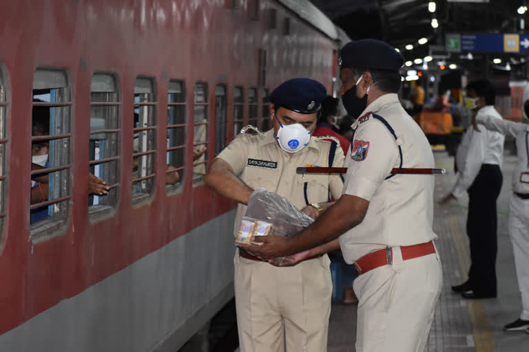 Central railways and RPF team helped needy people and migrant workers during lockdown