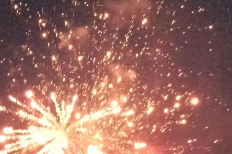 after seeing the moon, firecrackers were lit to celebrate in gaya bihar