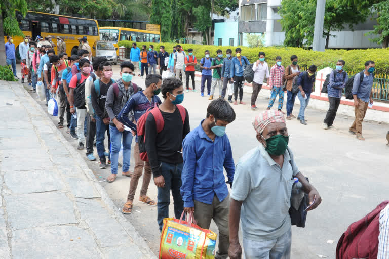 நெடுநேரம் காத்திருந்த புலம்பெயர் தொழிலாளர்கள் ரயிலில் பயணிக்கவில்லை