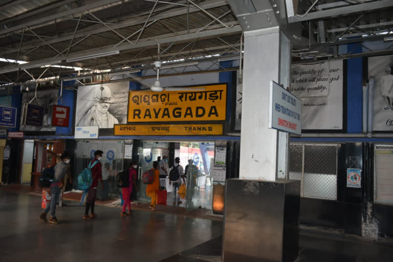 special train from coimbatore to rayagada, rayagada latest news, migrants reached rayagada, ରାୟଗଡା ଲାଟେଷ୍ଟ ନ୍ୟୁଜ୍‌, ରାୟଗଡା ପହଞ୍ଚିଲେ ପ୍ରବାସୀ ଶ୍ରମିକ, କୋଏମ୍ବାଟୁରରୁ ରାୟଗଡା ଆସିଲା ସ୍ବତନ୍ତ୍ର ଟ୍ରେନ