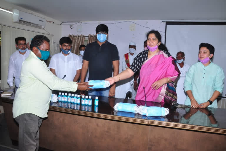 Minister Satyavathi Rathod Distributes Masks and Sanitiser for journalists in Mahabubabad district