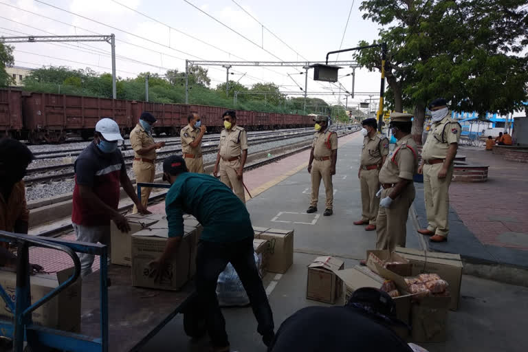 andhra dgp appauled for donating free foods to tamil migrant workers