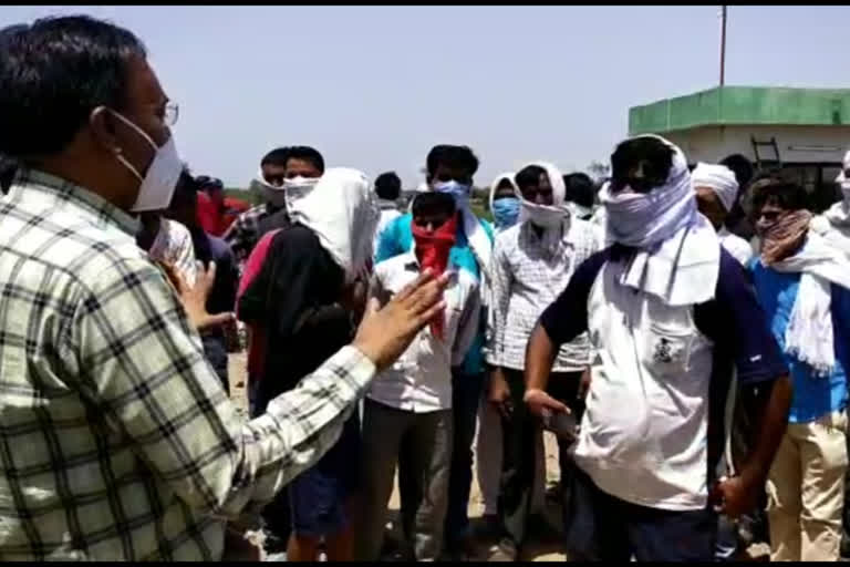 Farmers of Shajapur district did the agitation on the Agra Mumbai highway