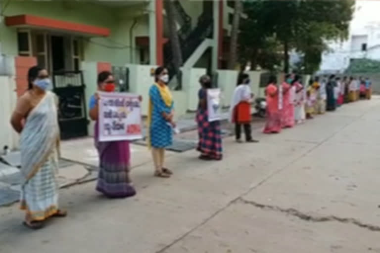 WOMEN PROTEST AGAINST CURRENT BILL