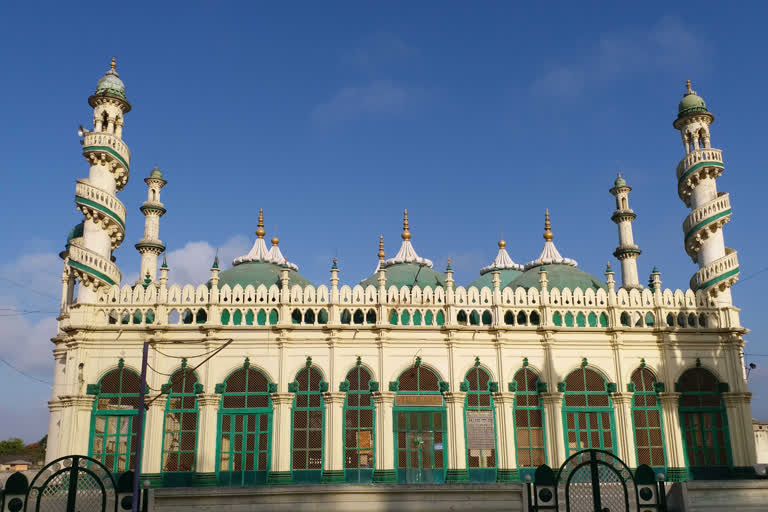 all mosques in the city closed despite the Eid festival