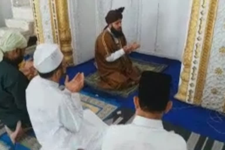 پانچ افراد نے نماز عید الفطرادا کی