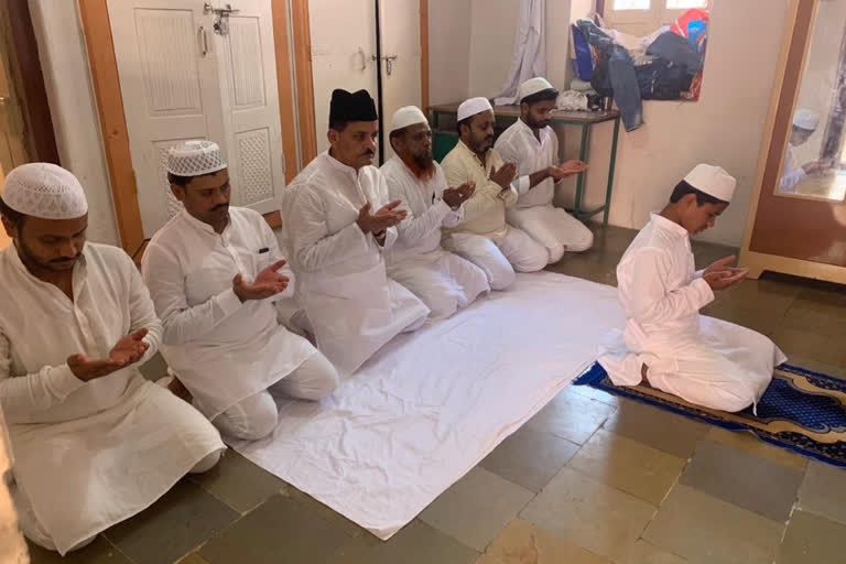 Muslim celebrating ramzan at home