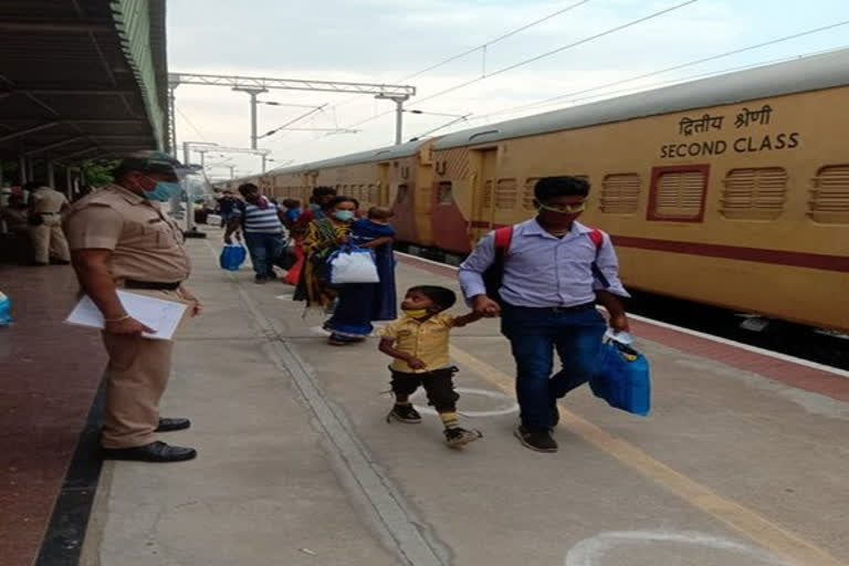 Shramik train  Bengaluru leaves for Odisha  സ്പെഷ്യൽ ട്രെയിൻ ഒഡീഷയിലെക്ക് പുറപ്പെട്ടു  ബെംഗളൂരു  ബെംഗളൂരു സിറ്റി റെയിൽ‌വേ സ്റ്റേഷൻ