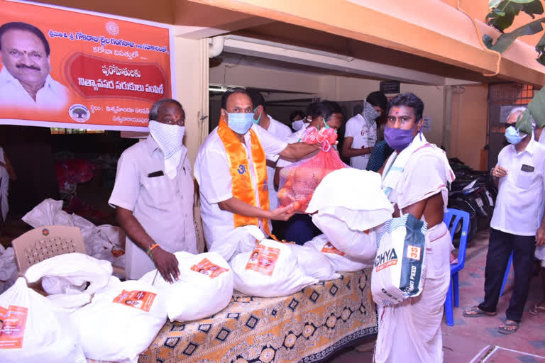 bjp mp disributed essentials to poor brahmins on behalf of vishwa hindu parishat in vijayawada