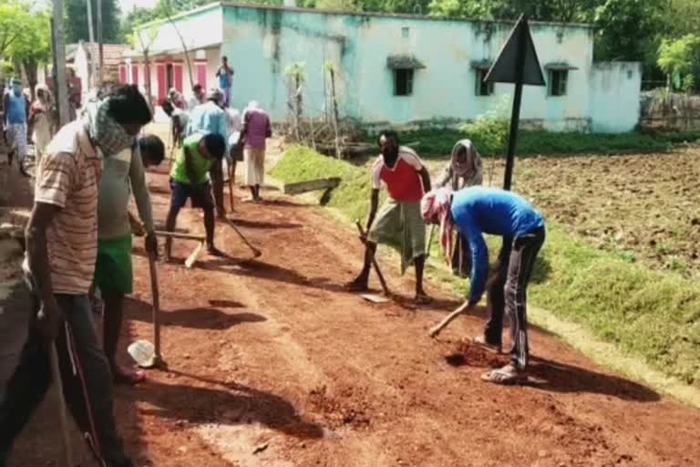 ଶୁଣିଲାନି ପ୍ରଶାସନ, ନିଜେ ଗାଁ ରାସ୍ତା ନିର୍ମାଣ କଲେ ଗ୍ରାମବାସୀ