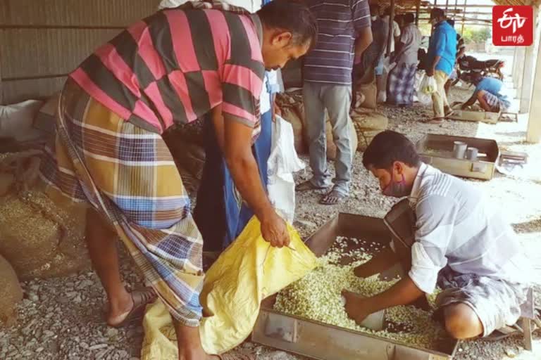 சத்தியமங்கலம் பூ மார்க்கெட்டில் பூக்களின் விலை உயர்வு