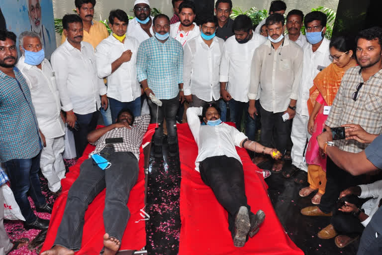 vizag mp mvv satyanarayana campaigned blood camp in lawsons bay ycp party office