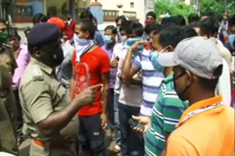 guest labourers protest in pathanamthitta  guest labourer news  pathanamthitta latest news  പത്തനംതിട്ട വാര്‍ത്തകള്‍  അതിഥി തൊഴിലാളി വാര്‍ത്ത