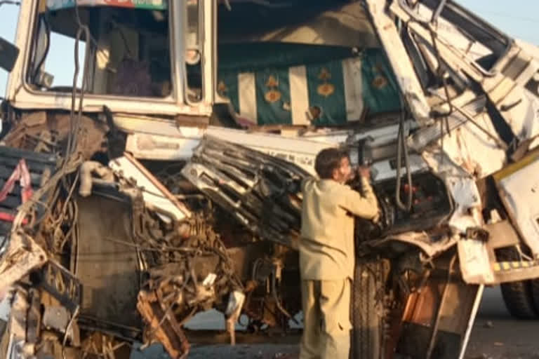 Tanker and Trolle collided in Tezpuria village of Nalkheda, Manasa Gram Panchayat in Neemuch district