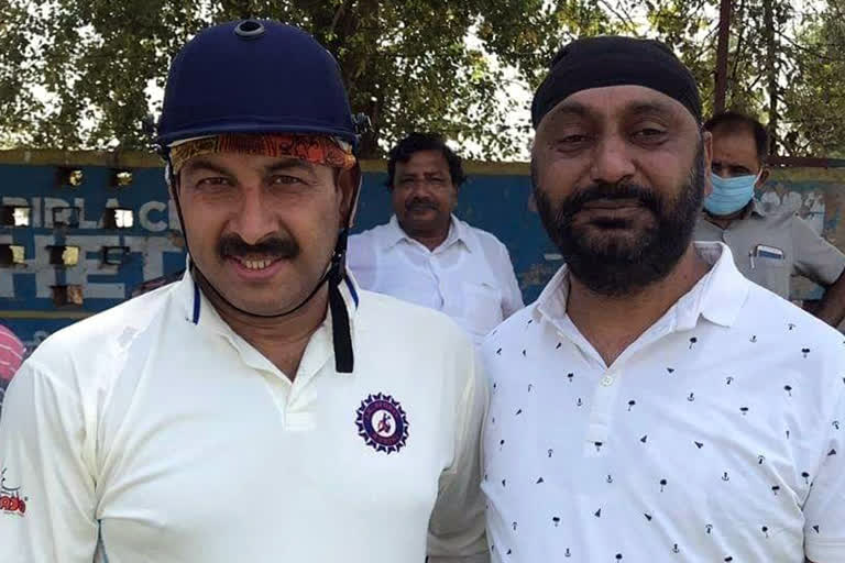 delhi-bjp-state-president-manoj-tiwari-played-cricket-in-gannaur