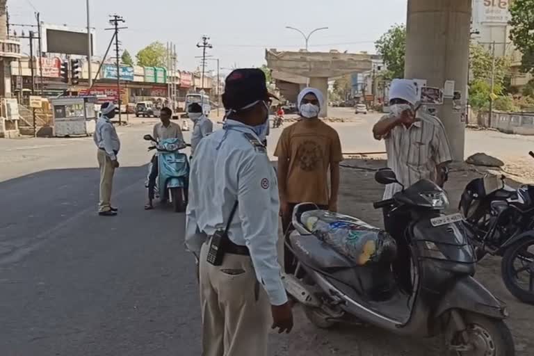 अकोल्यात दुचाकीवर डबलसीट जाणाऱ्यांवर होतेय कारवाई