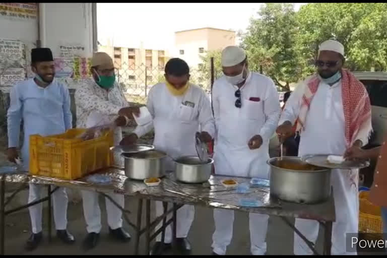 Sevai fed to migrant workers on the occasion of Eid in jabalpur