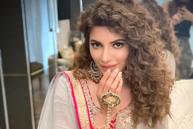 Shama Sikander donates money on Eid