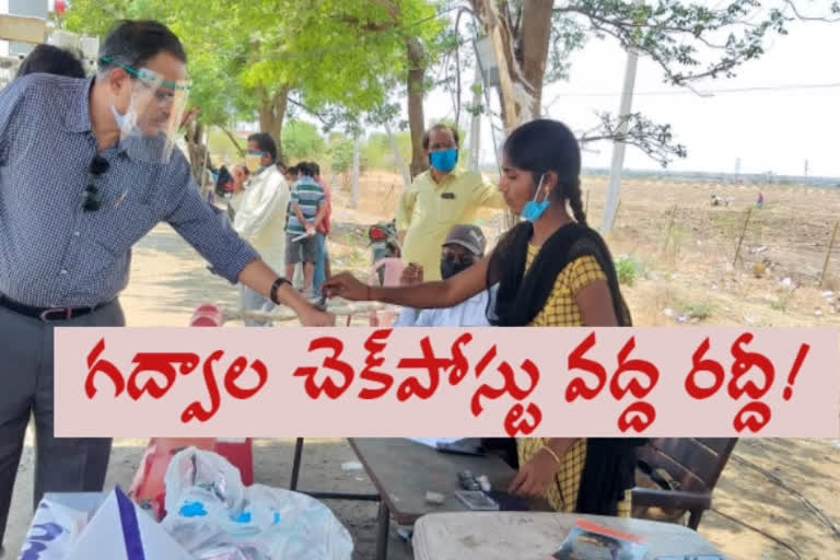 Crowd At Jogulamba Gadwal Checkpost With Migration Labor