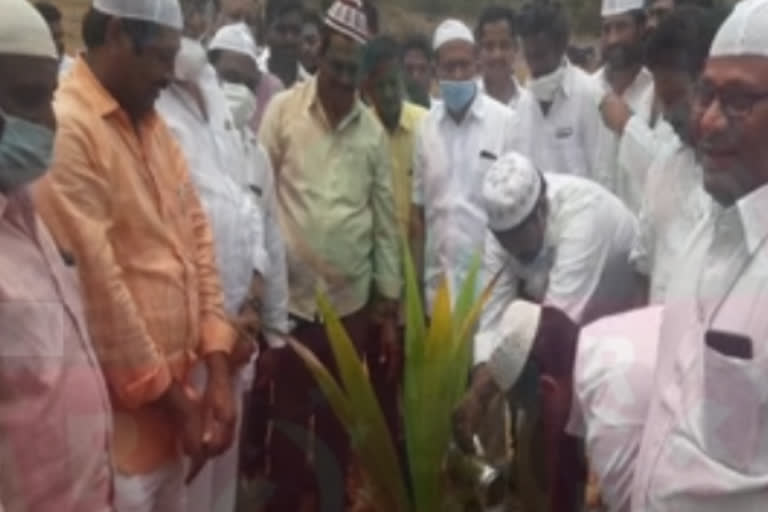 ycp mla venkatrao distributes ramjan thopha to muslims in west godavari dst