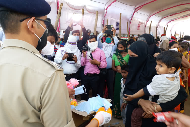 Cops gift toys to migrant children in UP