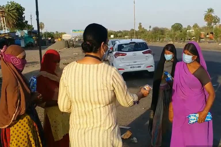 women distributing medicines