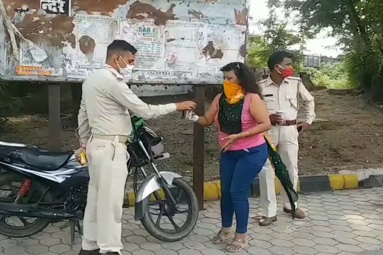 Women are giving sorbet to policemen In jamshedpur