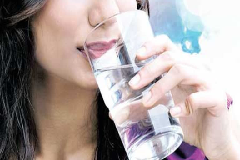 drink water to protect from dehydration in summer