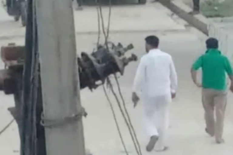 Wanted crooks walk in Ghaziabad with arms video viral