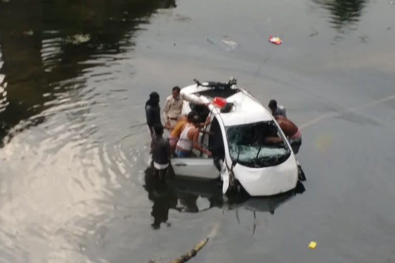 car falls off bridge  Dhanbad accident  ധൻബാദ് അപകടം  ജാർഖണ്ഡിൽ കാറപകടം  Car accident in Jharkhand  കാറപകടം