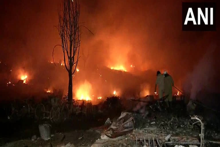 massive fire broke out at slum in Tughlakabad fire tenders on spot