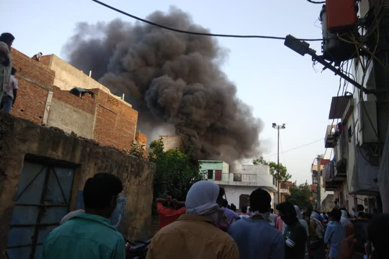 fire broke out in residential area najafgarh delhi