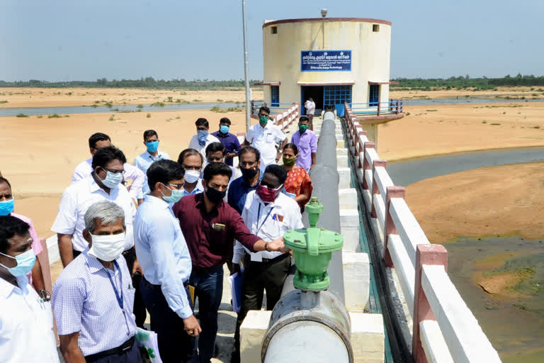 கொள்ளிடம் கூட்டுக் குடிநீர் திட்ட பணிகளை ஆய்வு செய்த ஆட்சியர்