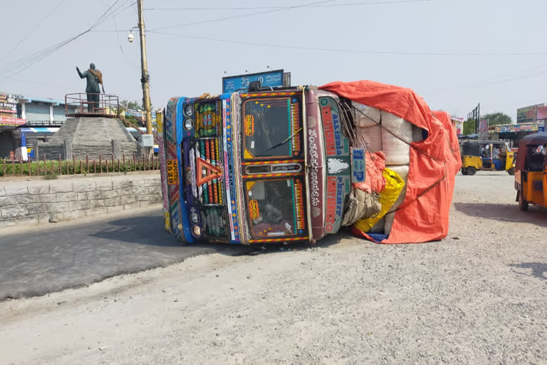 lorry fulty in huzurabad on karimnagar warangal national high way