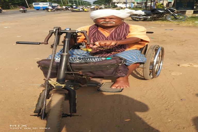 A migrant travel from Andhrapradesh to Uttarpradesh by tricycle