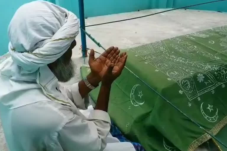 Manzoor Hasan, while offering prayers at his mother graveyard