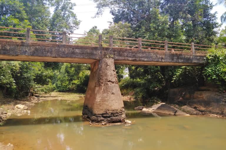 ಶಿಥಿಲಾವಸ್ಥೆಯಲ್ಲಿದೆ ಕುಂಡಡ್ಕ ಸೇತುವೆ