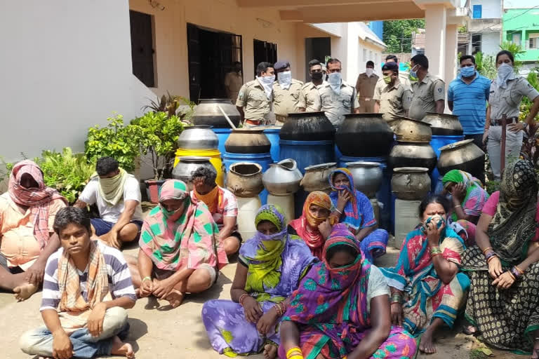 1,200 liters of liquor were seized in the city of Bhanjanagar,13 people were arrested and taken to court