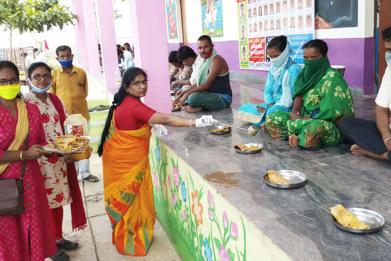 food distribute 3000 people at Quarantine nadahalli wife