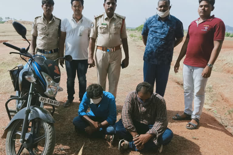 anantapur dst police seized karnataka liquor in kalayanadurgam mandal