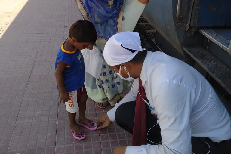 railway officer gave new shoes to worker's children